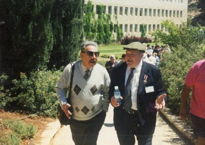 Stasys Sviderskis su buvusiu auklėtiniu Izraelio valstybės 50-mečio šventėje. 1998 m., Izraelis