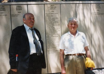 Stasys Sviderskis Teisuolių alėjoje, kurioje įrašyta ir jo pavardė. Šalia jo – Pasaulio Tautų Teisuolis Kazys Vitkevičius. 1998 m., Izraelis