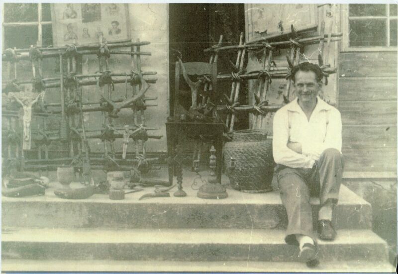 Заведующий музеем (1933-1941) Пятрас Блюджюс у первых музейных экспонатов. 1933 г.