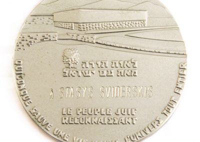 Stasiui Sviderskiui priklausęs Pasaulio tautų teisuolio medalis. Averse matyti įrašas hebrajų kalba „Žydų tautos dėkingumo ženklas“ bei užrašai prancūzų kalba „Dėkinga žydų tauta“ ir „Išgelbėjęs vieną gyvybę – išgelbėjai visą pasaulį“