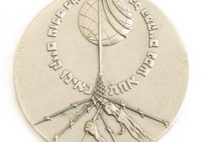 Stasiui Sviderskiui priklausęs Pasaulio tautų teisuolio medalis. Reverse matyti dvi rankos, laikančios spygliuota viela apjuostą žemės rutulį, aplinkui užrašas hebrajų kalba „Išgelbėjęs vieną gyvybę – išgelbėjai visą pasaulį“