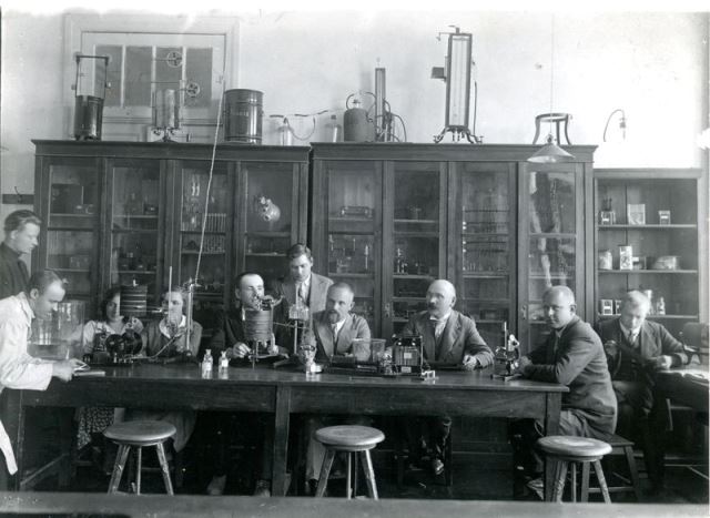 Fiziologijos katedros darbuotojai laboratorijoje. Vladas Lašas (1892-1966) sėdi trečias iš dešinės. RKM-12497