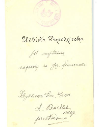 Zbylitovsko Gūžos gimnazijos direktoriaus pasirašyta pažyma, kurioje nurodoma, kad Elžbieta Pšezdzieckytė verta apdovanojimo už puikią prancūzų kalbą
