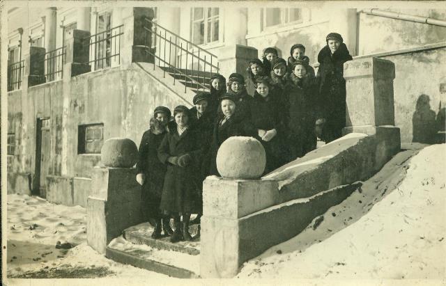 Salų dvaras. Ant laiptų stovi Žemės ūkio mokyklos moksleivės. RKM-39378