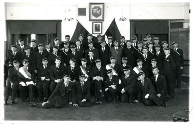 5. Vytauto Didžiojo universiteto studentų korporacijos „Fraternitas Juvenum“ išklimių grupė. Centre sėdi Mykolas Römeris (1880-1945). RKM-3472