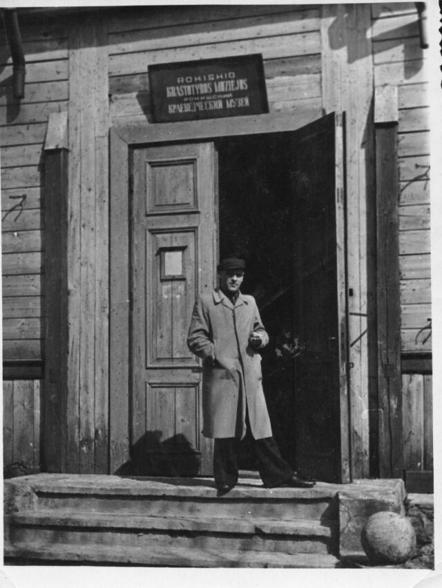 Muziejaus direktorius (1947-1953) Alfonsas Krasauskas prie muziejaus, įsikūrusio medinėje bažnytėlėje. 1950 m.