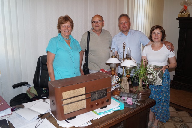 Rokiškio krašto muziejaus muziejininkai kartu su kraštiečiu kolekcionieriumi Jonu Korsaku įsiamžino prie dovanos - 1938 m. radijo imtuvo „KARADI“