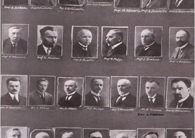 1932-1933 m. Trečioje eilėje antras iš dešinės A.Tumėnas.