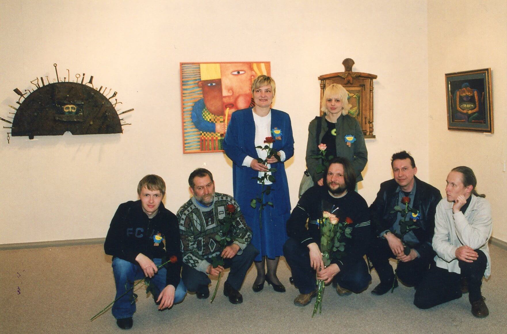 Rokiškio dailininkų klubo „Roda“ X-osios kūrybos darbų parodos atidarymas. Gintautas Dainys pirmas iš dešinės. 2005 04 15
