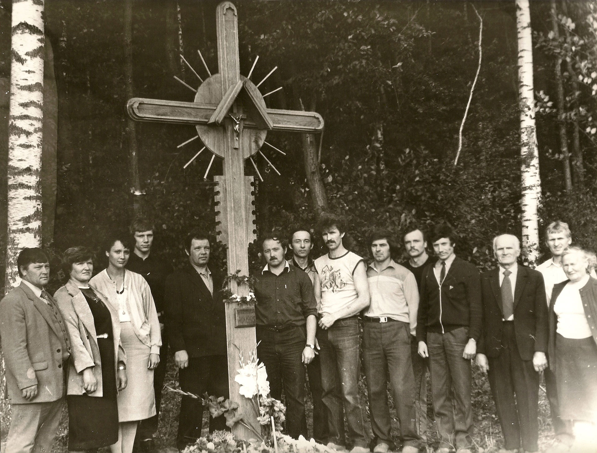 "Baltijos kelio" akcijos metu rokiškėnų stovėjimo vietoje pastatytas kryžius.