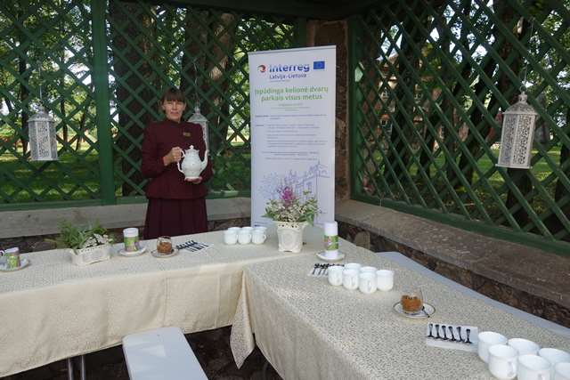 Dvaro parke galima pasivaišinti arbata