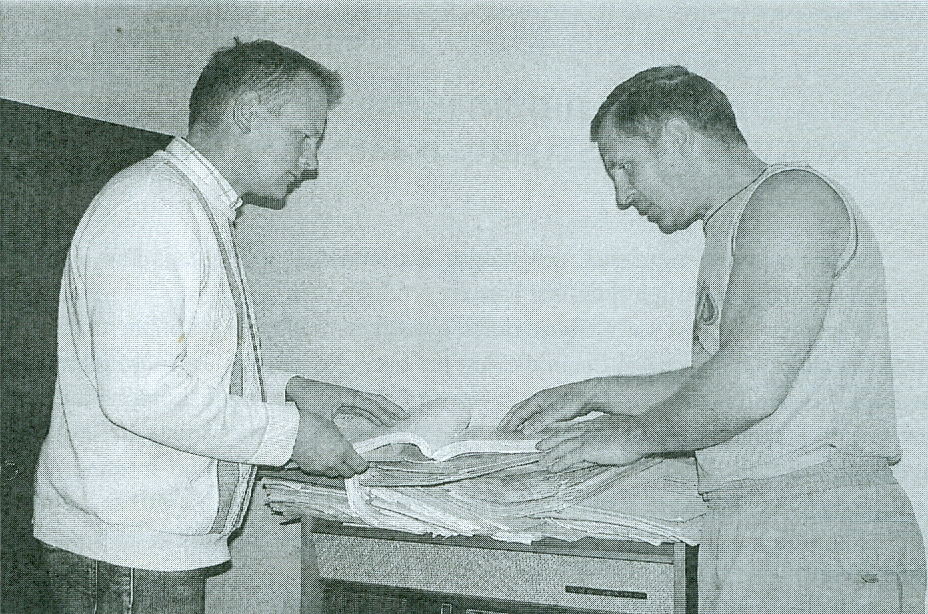 L. Jankauskas (dešinėje) perduoda Rokiškio sąjūdžio archyvą muziejininkui V. lazlauskui.